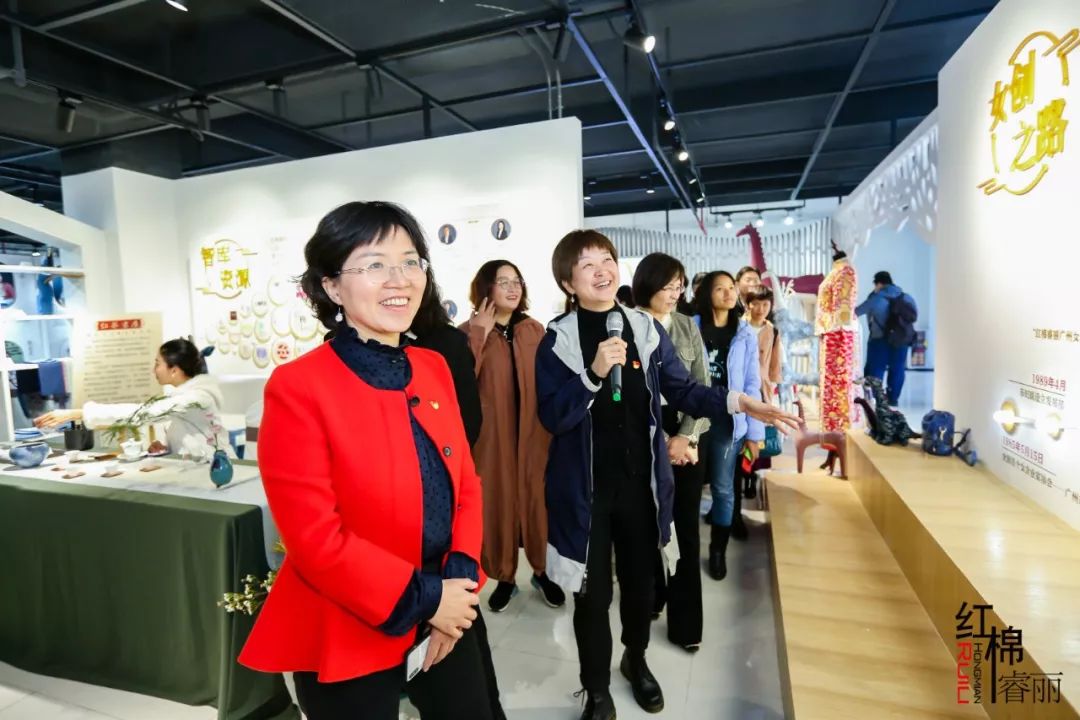 市妇联主席刘梅(左一)视察广州市女性创业创新中心 市妇联主席刘梅(左一)视察广州市女性创业创新中心